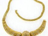 gros plan d'un collier sur une surface blanche avec une chaîne