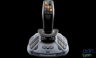 le joystick repose sur une surface noire avec un fond noir