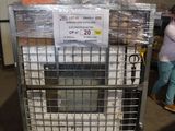 un chariot contenant de nombreux cartons dans un entrepôt