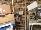 un chariot placé à côté d'une table sur laquelle se trouve un mixeur