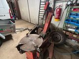 une photo d'un camion dans un garage, avec un homme debout à côté