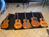 cinq guitares alignées en rang sur le sol