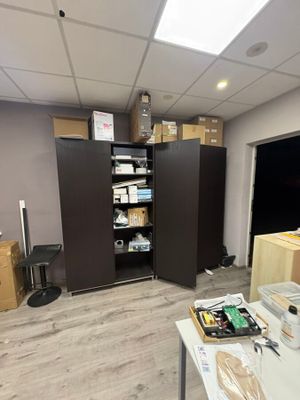 une photo d'une pièce où il y a beaucoup de cartons par terre