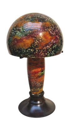 l'image d'une lampe posée sur une table
