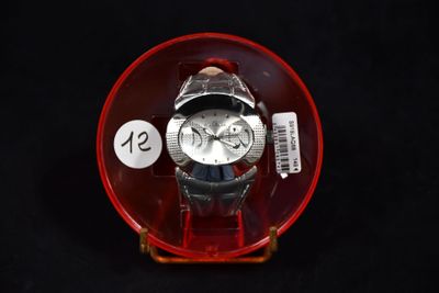 une montre dans un étui rouge, avec une étiquette de prix dessus