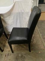 Lot de 4 chaises contemporaines en simili cuir noir, à dossi… (photo 3)