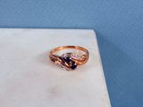 une bague en or sertie d'une pierre bleue