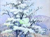 peinture d'un arbre dans un champ avec une clôture et des montagnes en arrière-plan