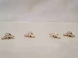quatre paires de boucles d'oreilles en forme d'abeille dorées sur un fond blanc