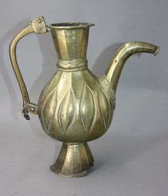Une aiguière en bronze, pays Ottomans.
