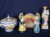 trois figurines en céramique posées les unes à côté des autres sur une table