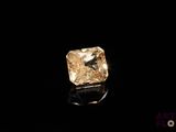 un diamant jaune est représenté sur une surface noire