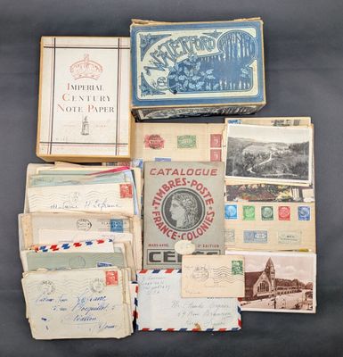 un assortiment de vieilles enveloppes et de cartes postales posées sur une table