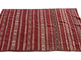 un tapis à rayures rouges et blanches sur fond blanc