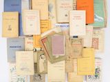 beaucoup de livres sur la table