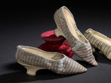 Deux paires de chaussures pour femmes sont posées sur un oreiller.