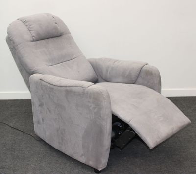 fauteuil inclinable gris dans une pièce avec de la moquette et un mur blanc