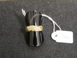 une bague posée sur une table avec une étiquette de prix