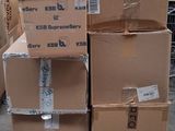 de nombreux cartons empilés les uns sur les autres dans un entrepôt