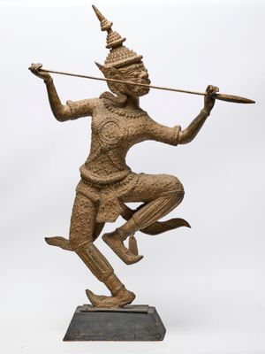 statue en bronze représentant un homme tenant un arc et une flèche à la main