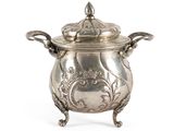 un pot ancien en argent avec un couvercle, sur fond blanc