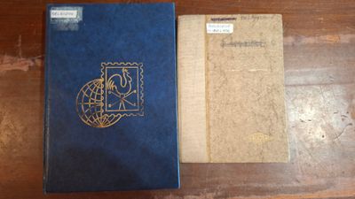deux livres posés sur une table en bois