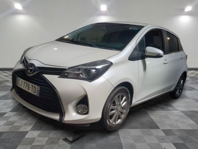 la toyota yaris blanche est garée sur un sol en damier