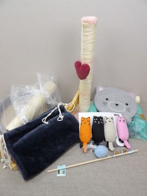 plusieurs objets posés ensemble sur une table