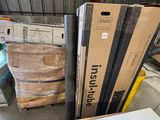 une pile de boîtes empilées les unes sur les autres