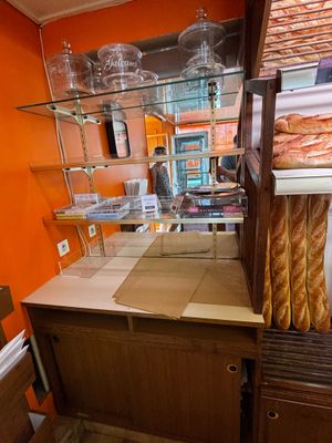 un plan de travail sur lequel est posé du pain, dans la cuisine