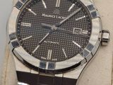 un gros plan d'une montre sur un présentoir