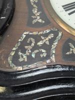 OEil de bœuf en bois noirci à décor burgauté. (photo 3)