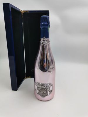 une bouteille de vin rosé dans un coffret noir avec un couvercle bleu