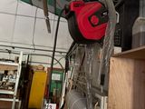 une photo d'une machine rouge et noire dans un entrepôt