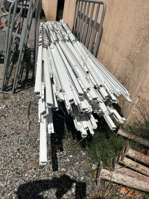 un tas de métal et de bois posé devant un bâtiment