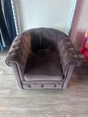 une chaise posée sur le sol d'une pièce