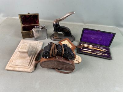 un grand nombre d'objets posés sur une table