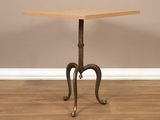 une image représentant une petite table avec un plateau en bois posée sur un parquet en bois massif
