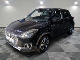 la petite voiture noire est garée sur un carrelage à carreaux