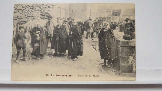 La Souterraine : Place de la Mairie (AAA 173). 1 coin cassé.