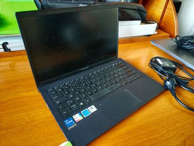 un ordinateur portable posé sur un bureau en bois