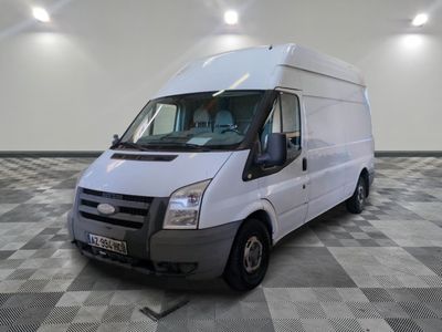 la photo d'une camionnette blanche garée dans une grande pièce