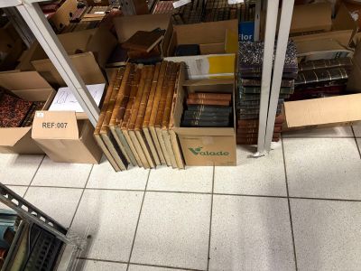 de nombreuses caisses de livres posées par terre dans le magasin