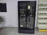 un réfrigérateur situé au milieu d'un magasin