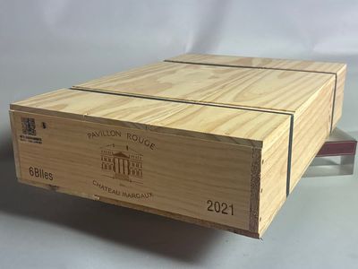 une boîte en bois posée sur une table