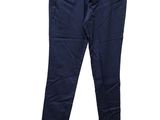 un gros plan sur un pantalon bleu sur fond blanc