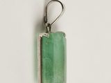 pendentif rectangulaire en jade vert avec une bélière en argent