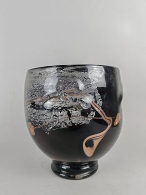 un bol noir et blanc orné d'un oiseau
