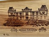 une boîte en bois sur laquelle est représenté un bâtiment