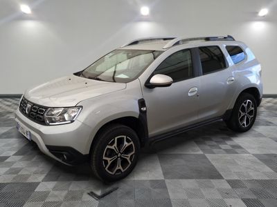 une photo d'une Dacia argentée garée dans un showroom